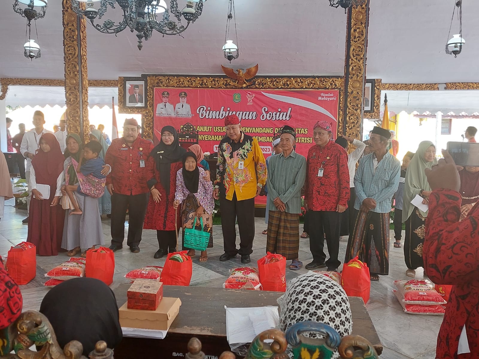 TRANSPARAN: Pemkab Sumenep menyerahkan bantuan kepada penyandang disabilitas dan lansia di Pendopo Agung Keraton Sumenep, Jumat (16/6). (DINSOS UNTUK JPRM)