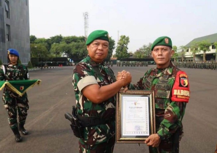 SERAHKAN: Pangdam V/Brawijaya memberikan piagam penghargaan kepada Babinsa Koramil 0827/05 Lenteng Serka Syaiful Imam dalam program budi daya jagung silase, Jumat (17/11). (SYAIFUL IMAM UNTUK JPRM)