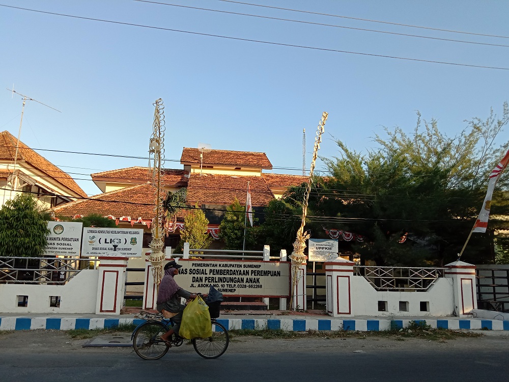 MEGAH: Warga melintas di depan kantor Dinsos P3A Sumenep, Kelurahan Pajagalan, Kecamatan Kota Sumenep, Kamis (30/11). (MOH IQBAL/JPRM)