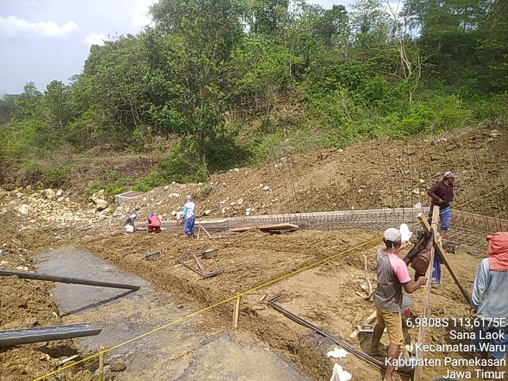 BERJIBAKU: Buruh proyek mengerjakan fondasi bangunan pelimpah Embung Montorna di Kecamatan Pasongsongan beberapa hari lalu. (IST)