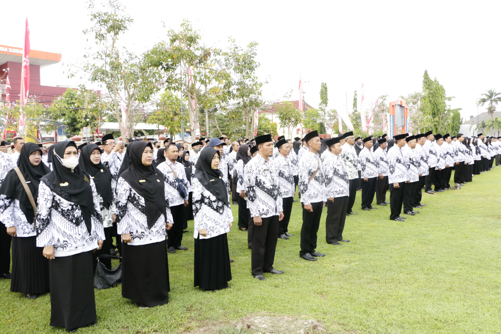 HARUS NETRAL: Para guru mengikuti upacara HGN di halaman Pemkab Sumenep, Sabtu (25/11). (PROKOPIM UNTUK JPRM)