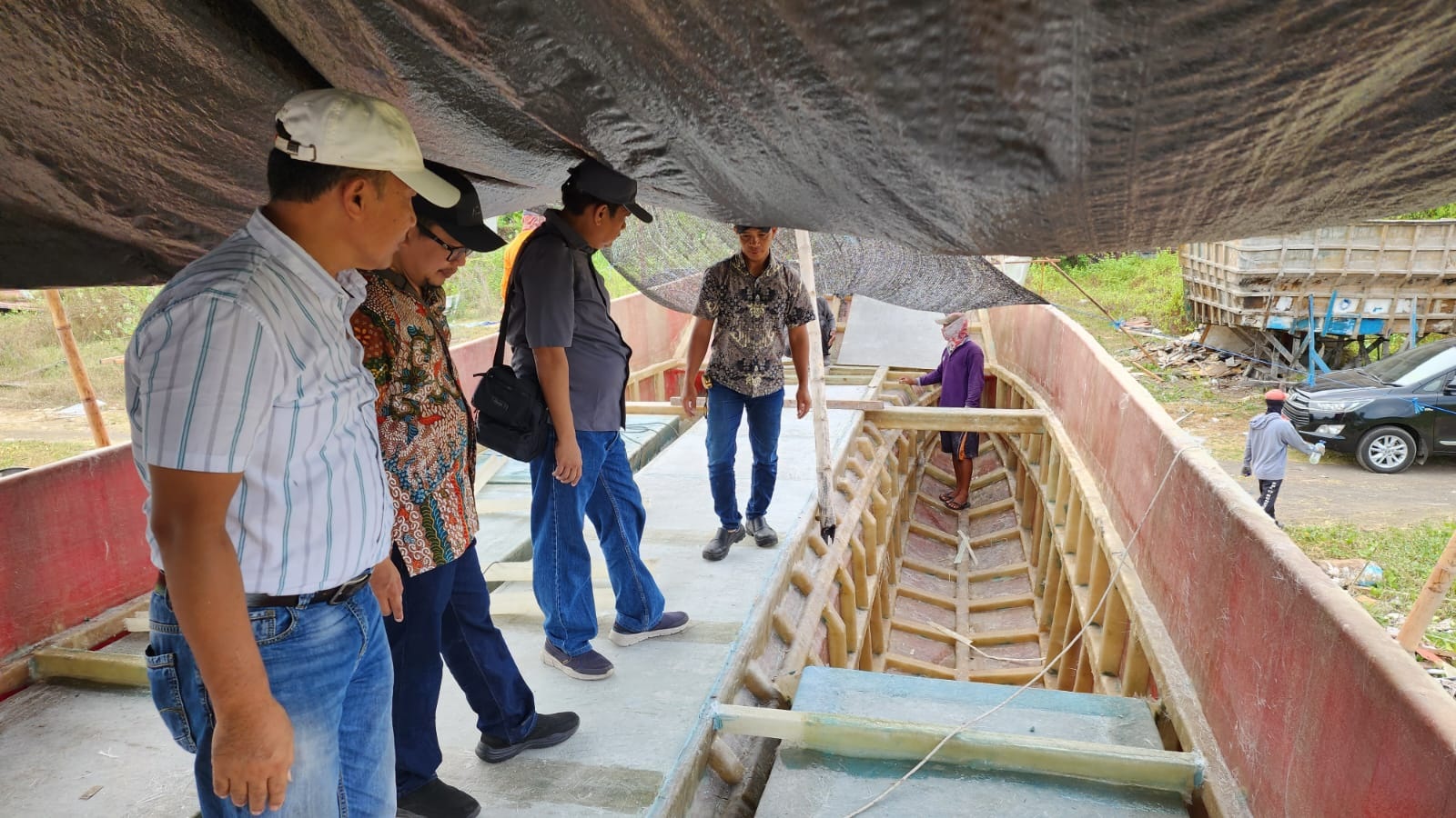 UNTUK WARGA KEPULAUAN: Pengerjaan kapal khusus tangki air bersih yang dikerjakan di Rogojampi, Banyuwangi, tinggal memasang mesin atau setting mesin, Kamis (30/11). (ISTIMEWA)