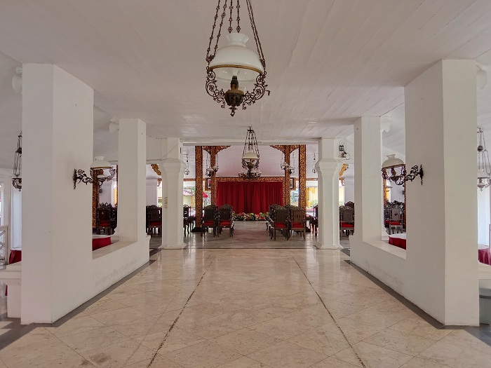 BERNUANSA KLASIK: Warga berada di Pendopo Agung Keraton Sumenep, Jalan Sutomo, Pajagalan, Kecamatan Kota, tempat pergelaran Madura Awards 2023 Jumat (8/12) malam. (ERWIN MAULYDIN MAASBACH/JPRM)