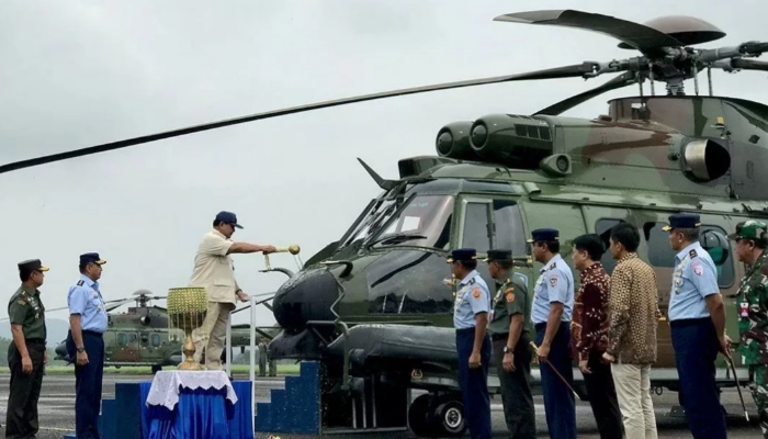 Menteri Pertahanan Indonesia, Prabowo Subianto dalam upacara penyerahan helikopter dan simulator kepada TNI Angkatan Udara.