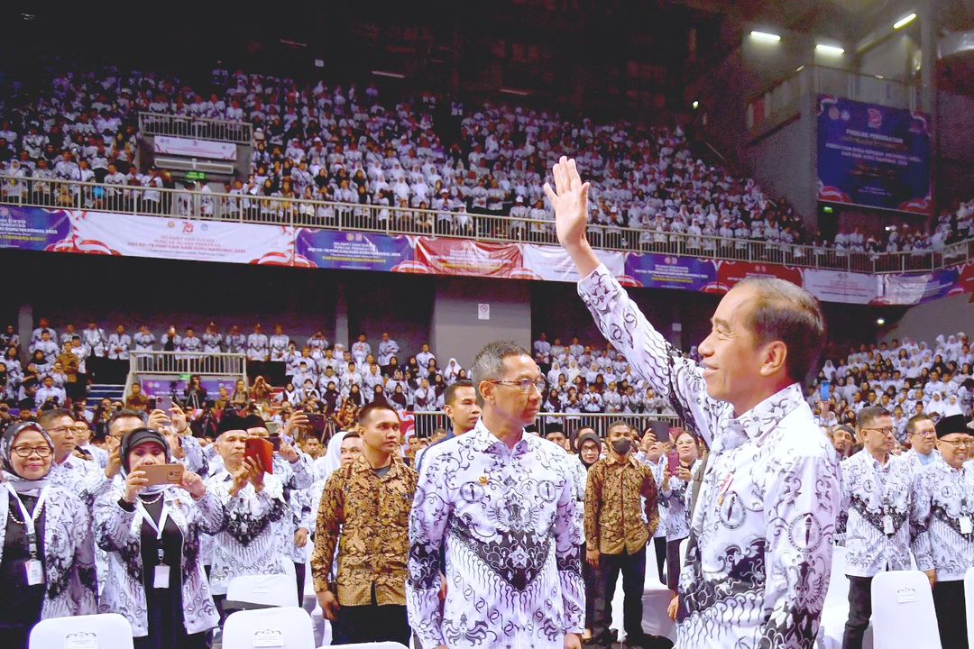 Presiden Republik Indonesia, Joko Widodo melambaikan tangan kepada seluruh anggota PGRI saat hari guru nasional dan hari jadi PGRI