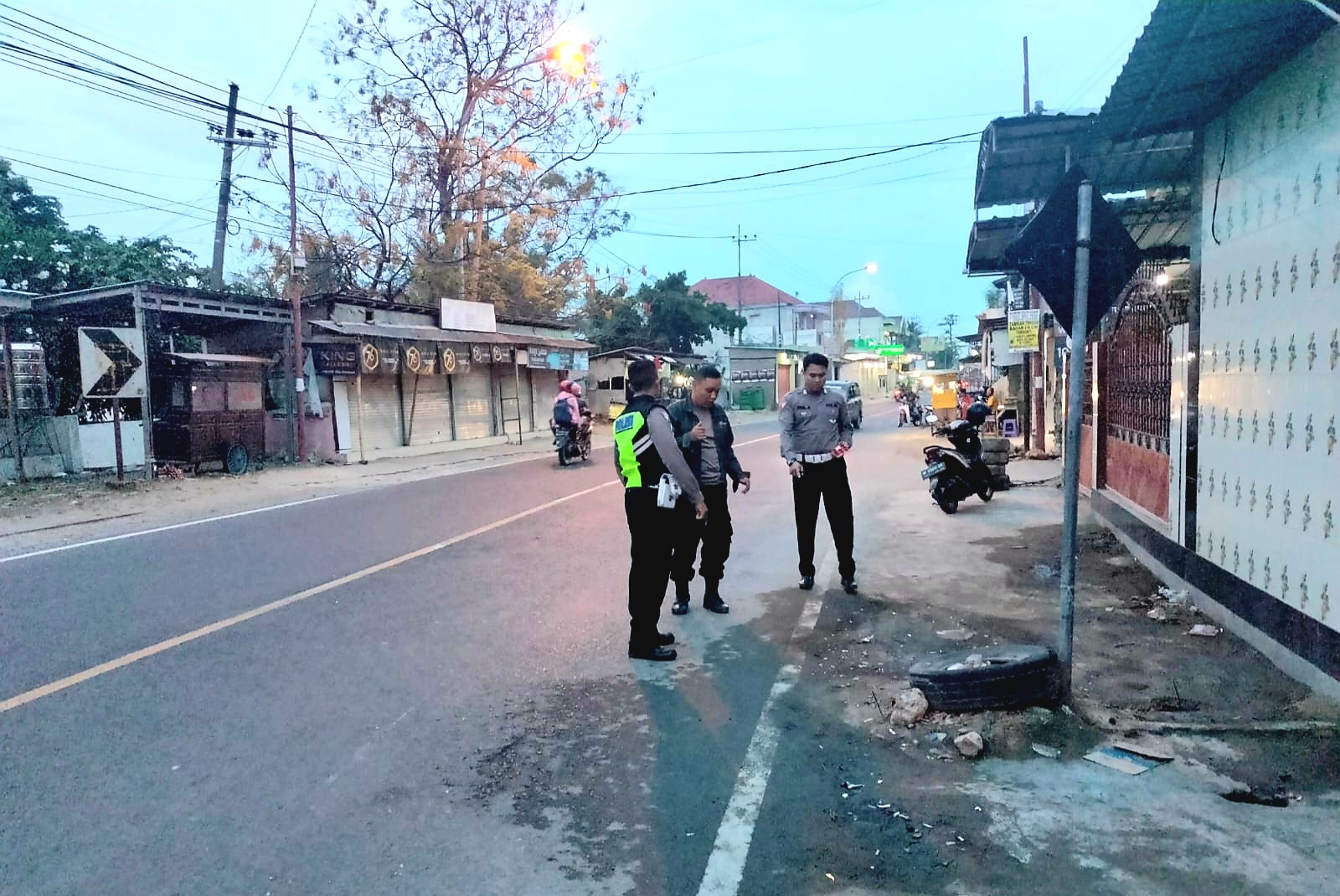 DIDATA: Polisi melakukan oleh TKP di Desa Dharma Camplong, Kecamatan Camplong, Sampang, Kamis (30/11). (SATLANTAS POLRES SAMPANG UNTUK JPRM)