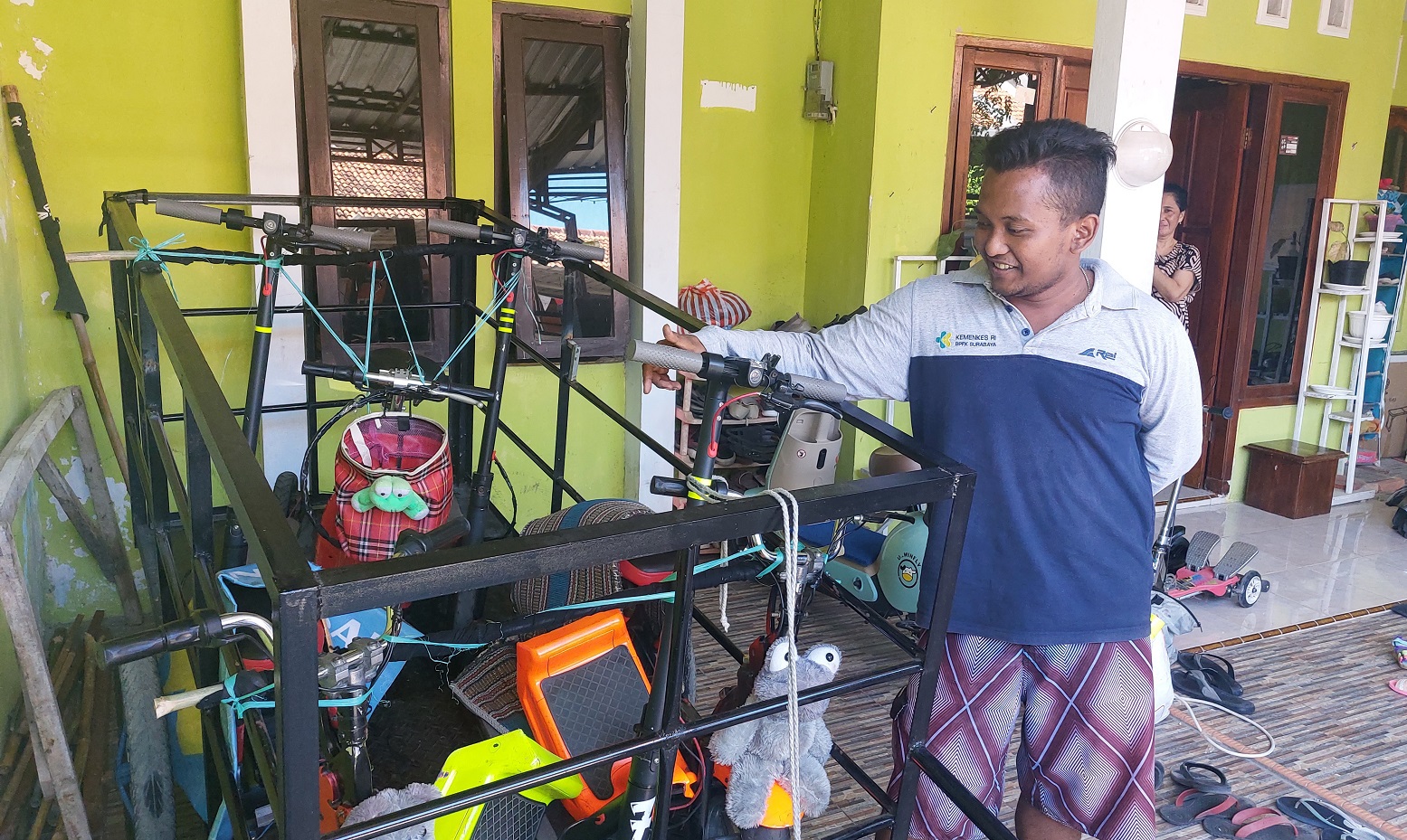 HARUS BERLISENSI: Warga menunjukkan mainan anak di Kelurahan Gunung Sekar, Kecamatan Kota Sampang, Selasa (29/8). (JUNAIDI PONDIYANTO/JPRM)