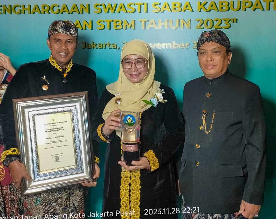 BERPRESTASI: Plt Kepala Dinkes P2KB Sumenep Agustiono Sulasno (kiri) mendampingi Wakil Bupati Sumenep Dewi Khalifah (tengah) saat menerima penghargaan di Jakarta, Selasa Malam (28/11).