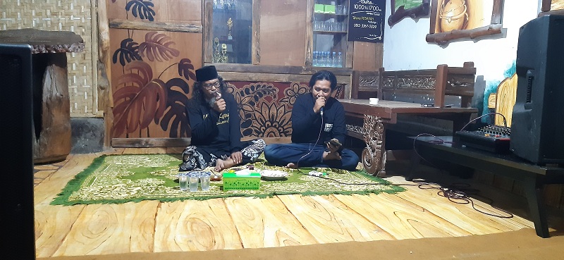 PRODUKTIF: Chairil Alwan (berkopiah) dan Mas Nanang saat diskusi di Pembukaan Pameran Jalan Panjang. (HIDAYAT RAHARJA UNTUK JPRM)