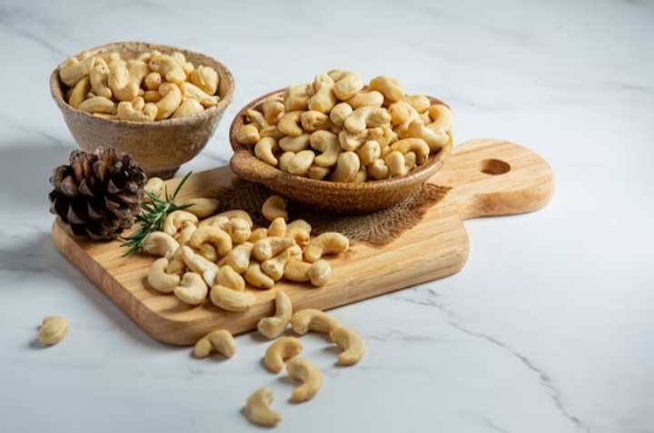 Kacang mete dalam mangkuk di atas talenan kayu. (Freepik untuk RadarMadura.id)