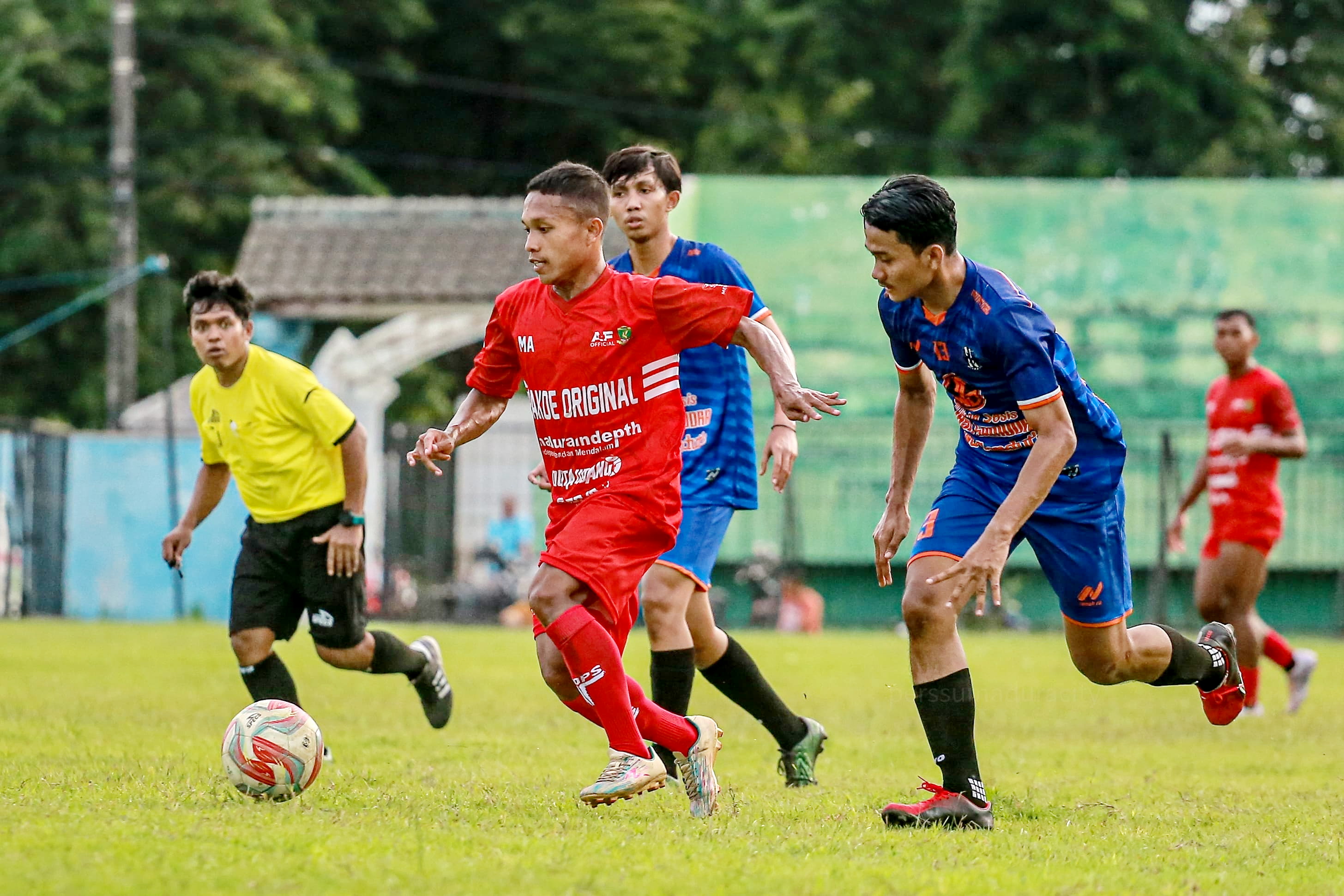 MENEGANGKAN: Pemain Perssu MC (merah) dibayang-bayangi pemain Mitra FC Sumenep dalam laga uji coba di Stadion A. Yani, Kamis (30/11). (PERSSU MC UNTUK JPRM)