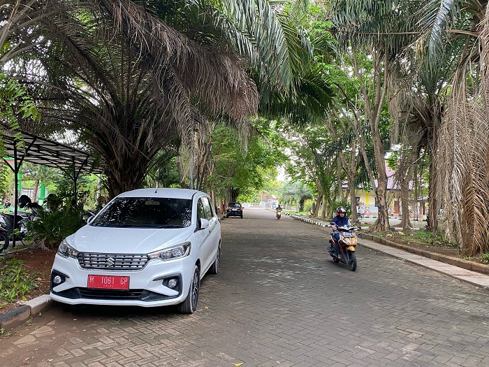 MILIK NEGARA: Sebuah mobil pelat merah terparkir di halaman kantor Pemkab Bangkalan, Jumat (2/12). (AYU LATIFAH/JPRM)