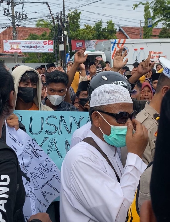 TUNTUT: Masyarakat menggeruduk Kantor Kejari Sampang, Rabu (29/11). (MOH. IQBAL AFGANI/JPRM)
