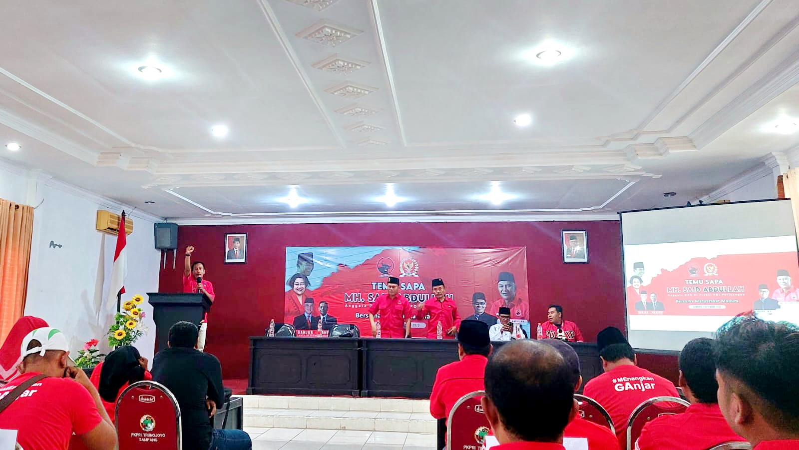 SEMANGAT: Ketua DPC PDI Perjuangan Sampang H Moh. Nurahmad (di atas mimbar) menyampaikan sambutan di aula PKPN Trunojoyo, Sabtu (2/12). (JUNAIDI PONDIYANTO/JPRM)