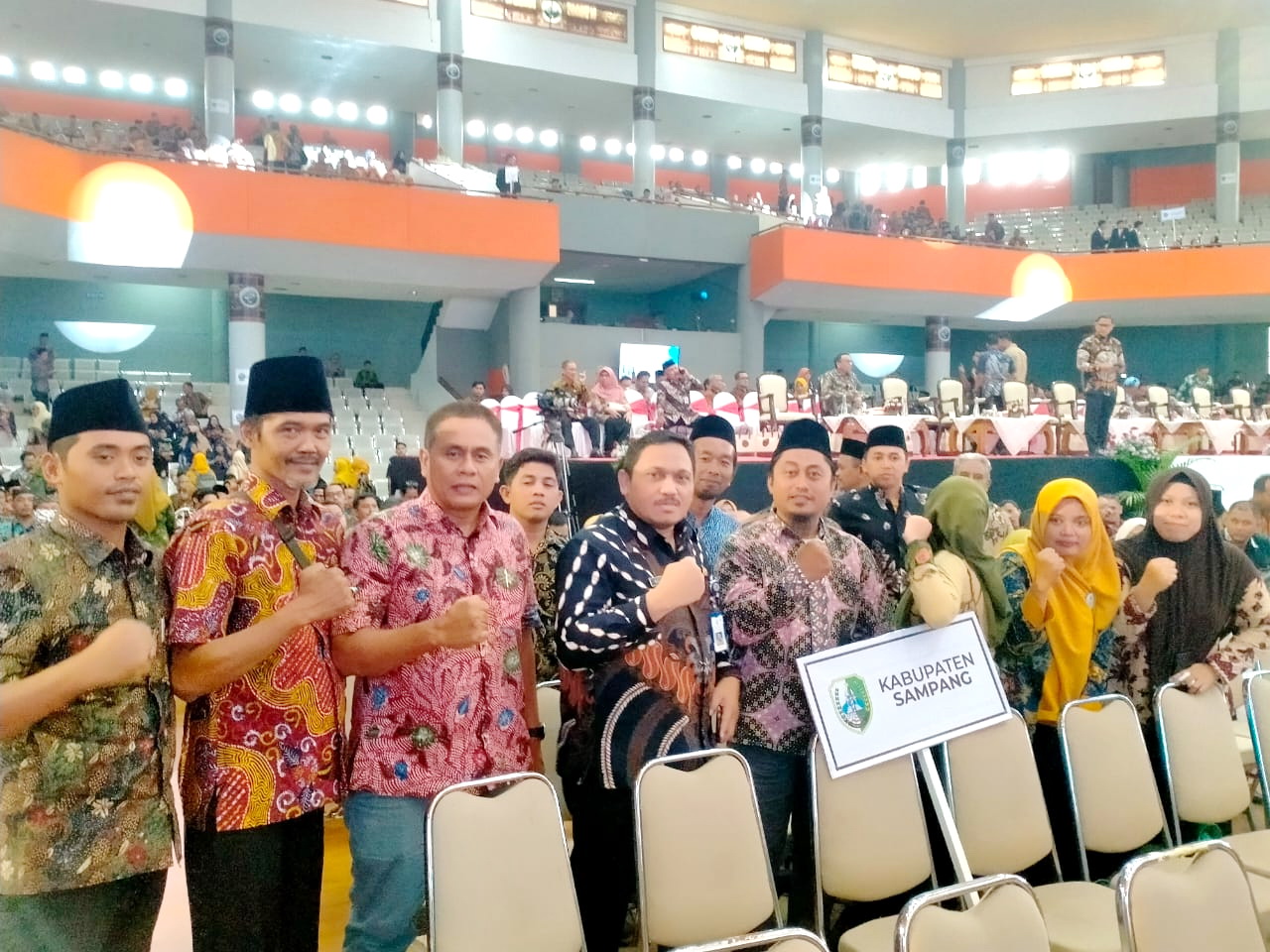 KOMPAK: MKKS SMK Swasta berfoto dengan Kacabdindik Jatim Wilayah Sampang Mustakim (empat dari kiri) dalam puncak HGN 2023 di Malang. (MKKS SMK SWASTA UNTUK JPRM)