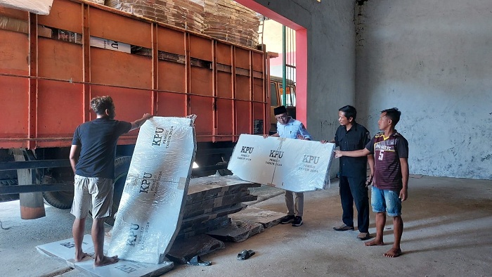 TELITI: Ketua KPU Sampang Addy Imansyah (baju putih) melihat bilik suara di gudang penyimpanan logistik KPU, Senin (20/11). (JUNAIDI PONDIYANTO/JPRM)