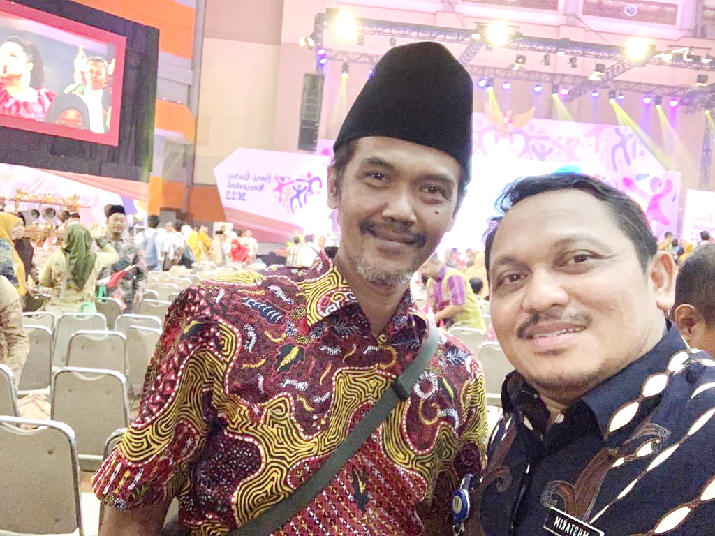 DEKAT: Kepala SMK Swasta Potensial Badrul Huda Osman Saleh berfoto dengan Kacabdindik Jatim Wilayah Sampang Mustakim dalam puncak HGN 2023 di Malang. (OSMAN SALEH UNTUK JPRM)