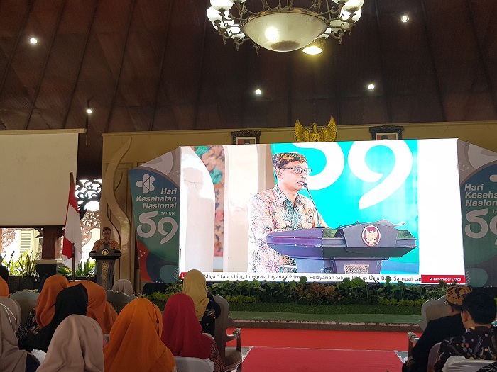 PROGRES: Kepala Dinkes Pamekasan Saifuddin menyampaikan sambutan di acara peringatan HKN Ke-59 di Mandhapa Agung Ronggosukowati, Sabtu (2/12). (LAILIYATUN NURIYAH/JPRM)