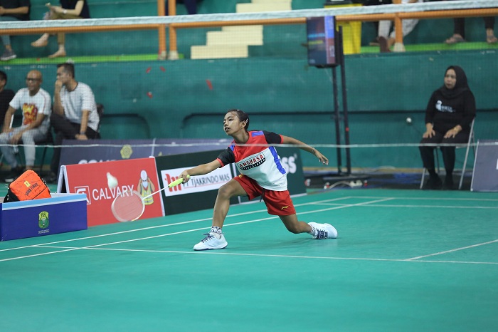 BERPRESTASI: Atlet PBSI Pamekasan Naila Putri saat mengikuti pertandingan semifinal di GOR Sudirman Surabaya, Sabtu (2/12). (PBSI UNTUK JPRM)