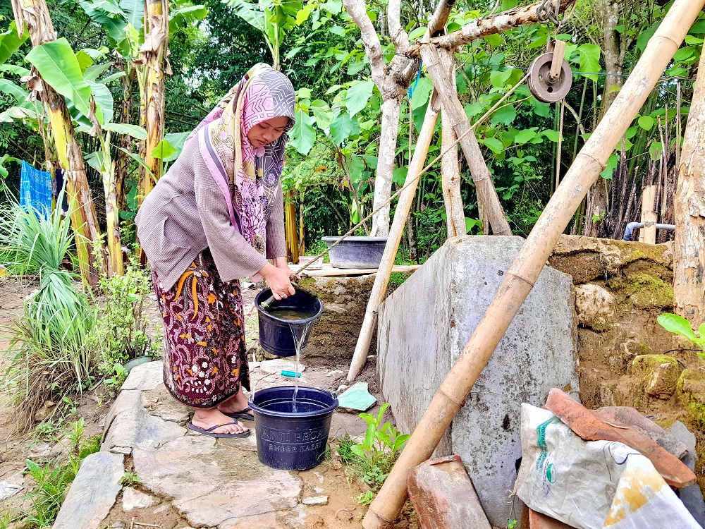 AIR BAWAH TANAH: Warga menimba air di sumur Desa Matanair, Kecamatan Rubaru, Sumenep. (MOH. BUSRI/JPRM)