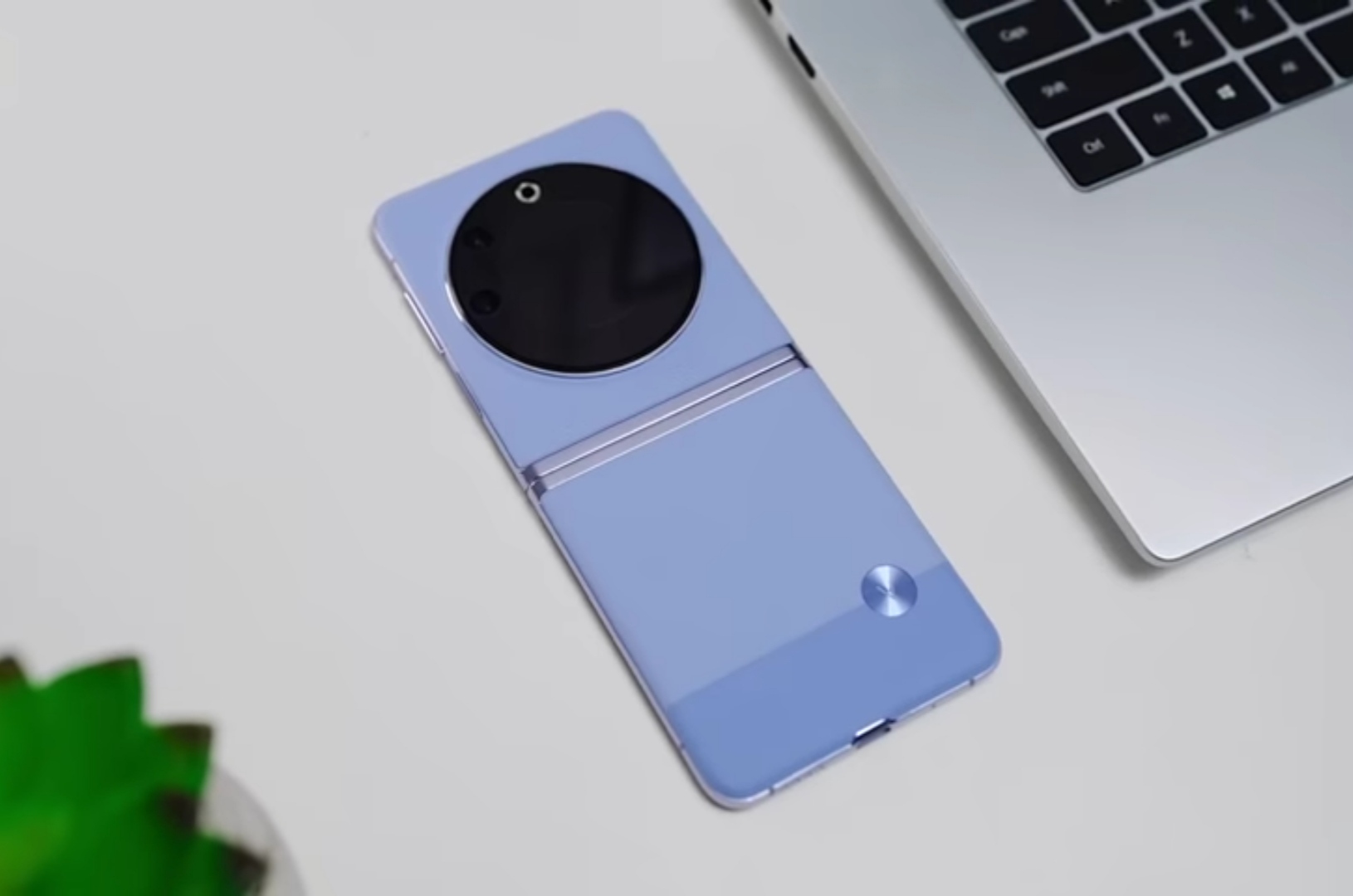 Tampilan backcover dari Tecno Phantom V Flip.