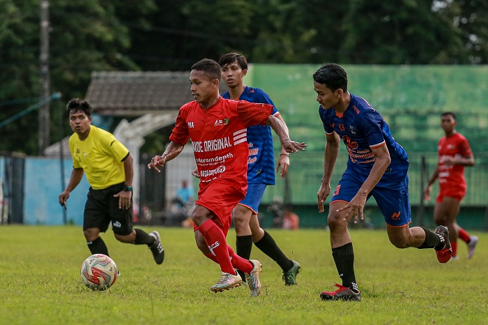MENEGANGKAN: Pemain Perssu MC (merah) dibayang-bayangi pemain Mitra FC Sumenep di Stadion A. Yani Sumenep, Kamis (30/11). (PERSSU MC Untuk JPRM)