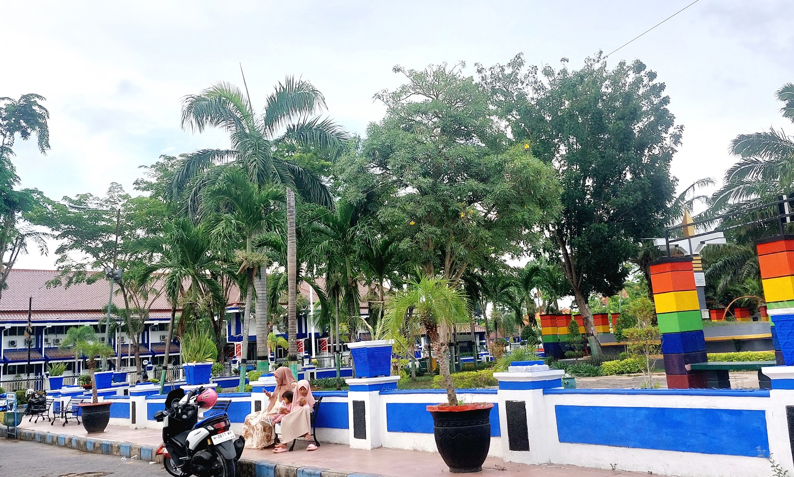 TEMPAT UMUM: Warga bersantai di area Taman Kota Sampang, Jalan Jamaluddin, Minggu (3/12). (JUNAIDI PONDIYANTO/JPRM)