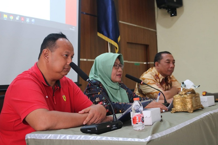 STUDI: Kasatpol PP Pamekasan M. Yusuf Wibiseno (kanan) mendampingi Asisten II Bidang Perekonomian dan Pembangunan Nurul Widiastuti, Jumat (1/12). (MOH. JUNAIDI/JPRM)