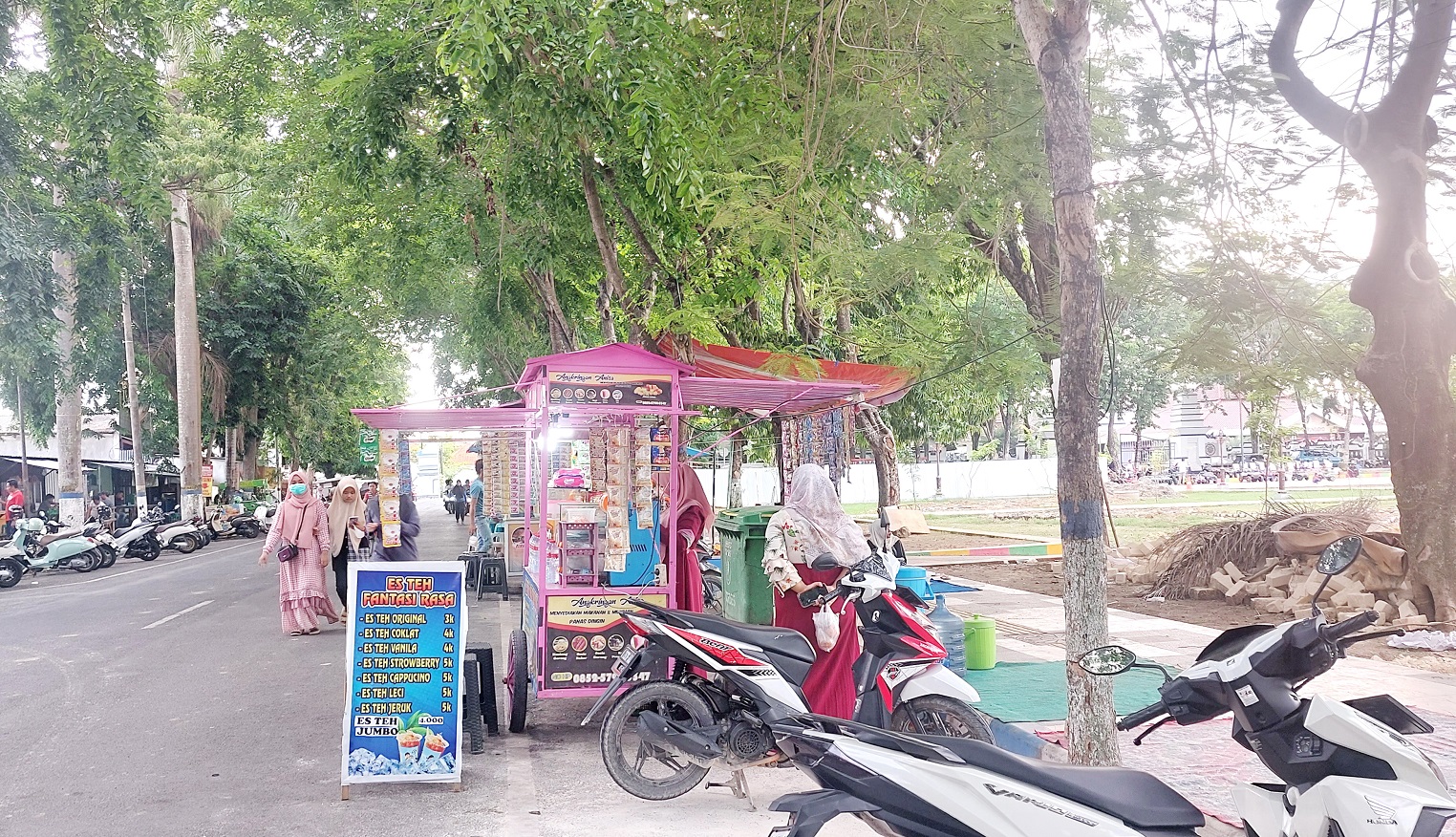 BERHARAP LARIS: Pedagang kaki lima berjualan di Jalan Wijaya Kusuma, Kota Sampang, Minggu (3/12). (JUNAIDI PONDIYANTO/JPRM)
