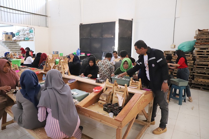 PRODUKSI: Karyawan CV Jawara Internasional Djaya melinting rokok Minggu (3/12). (CV JAWARA INTERNASIONAL DJAYA UNTUK JPRM)