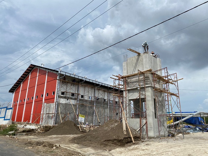 DIKEJAR DEADLINE: Pekerja melanjutkan pembangunan proyek sentra industri hasil tembakau di Desa Gugul, Tlanakan, Pamekasan, Minggu (3/12). (MOH. JUNAIDI/JPRM)