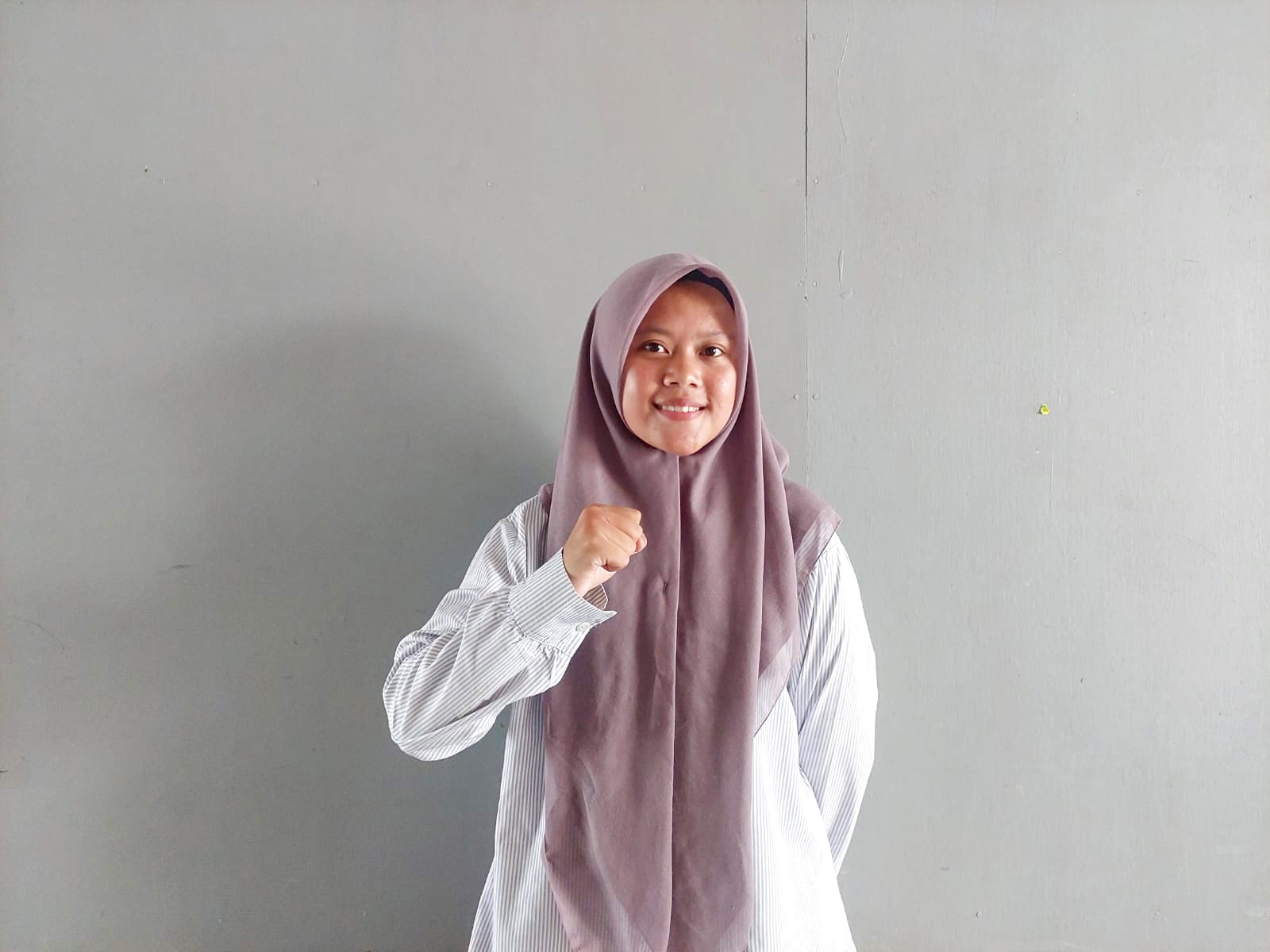 BERPRESTASI: Siti Ikmatul Munawaroh terus berusaha menjadi mahasiswa berprestasi melalui hobi menulis. Ikmatul berpose saat ditemui di UTM, Minggu (19/11). (ZEINAL ABIDIN/JPRM)