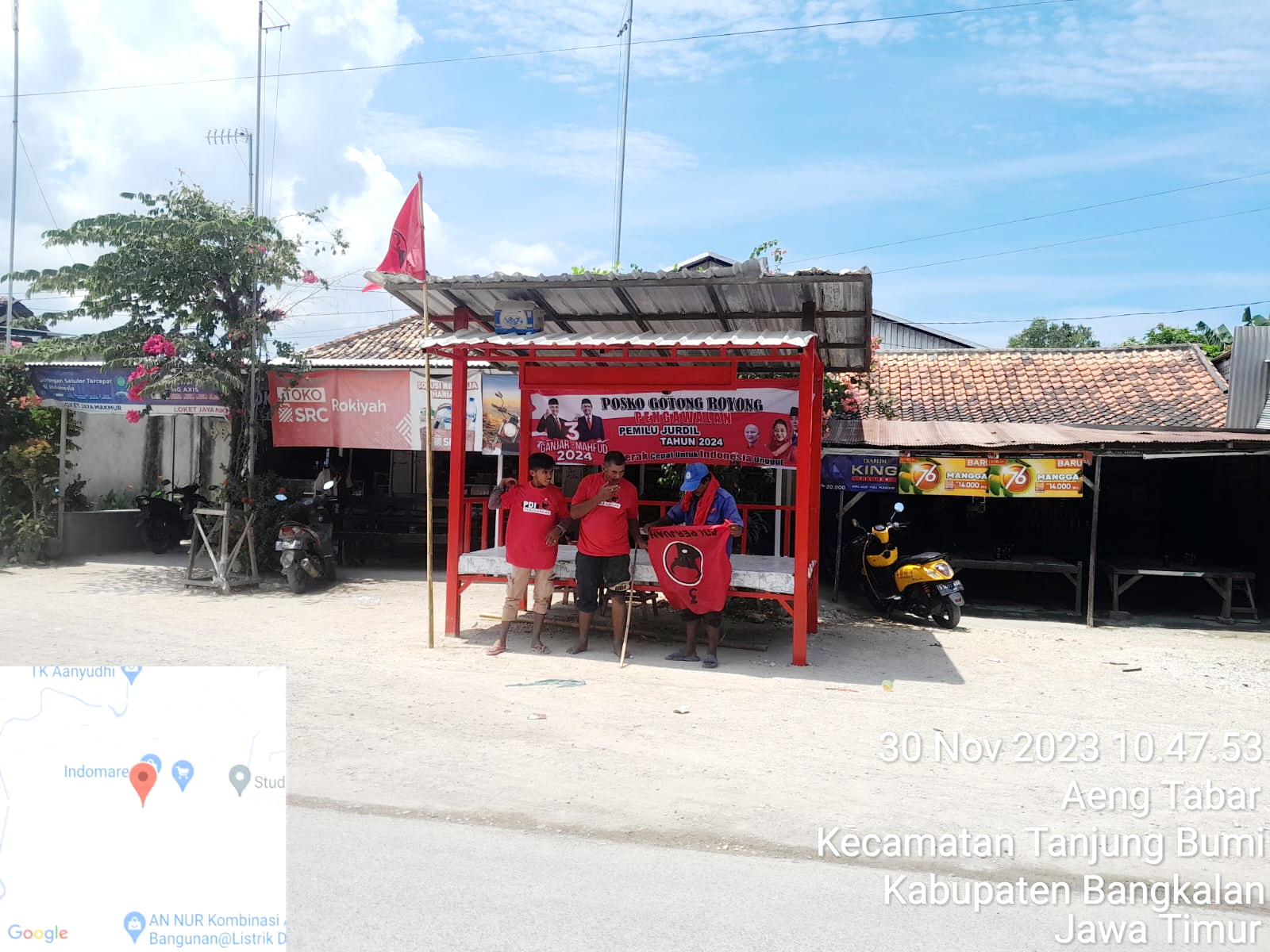 SIAP SAMBUT PEMILU: Simpatisan PDI Perjuangan mendirikan posko gotong royong di Desa Bumi Anyar, Kecamatan Tanjungbumi, Kamis (30/11). ((DPC PDI PERJUANGAN BANGKALAN UNTUK JPRM)