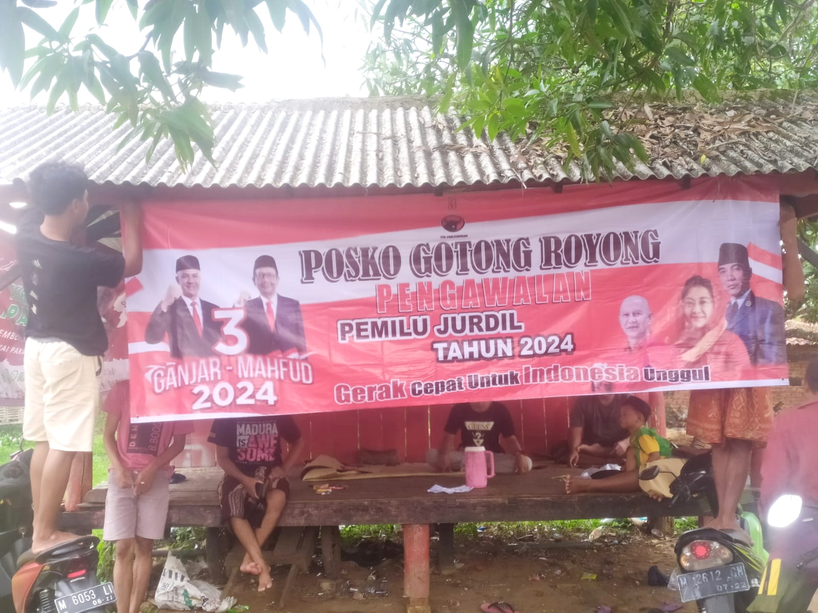 SOLID: Warga mendirikan posko gotong royong pengawalan pemilu jurdil. (DPC PDI PERJUANGAN BANGKALAN UNTUK JPRM)