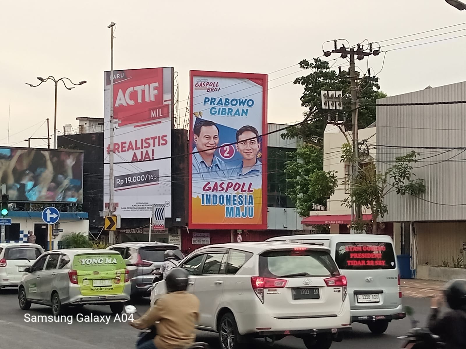JADI MAGNET: Billboard  Prabowo-Gibran yang ada di Jalan Embong Malang, Kecamatan Genteng, Surabaya, Jawa Timur