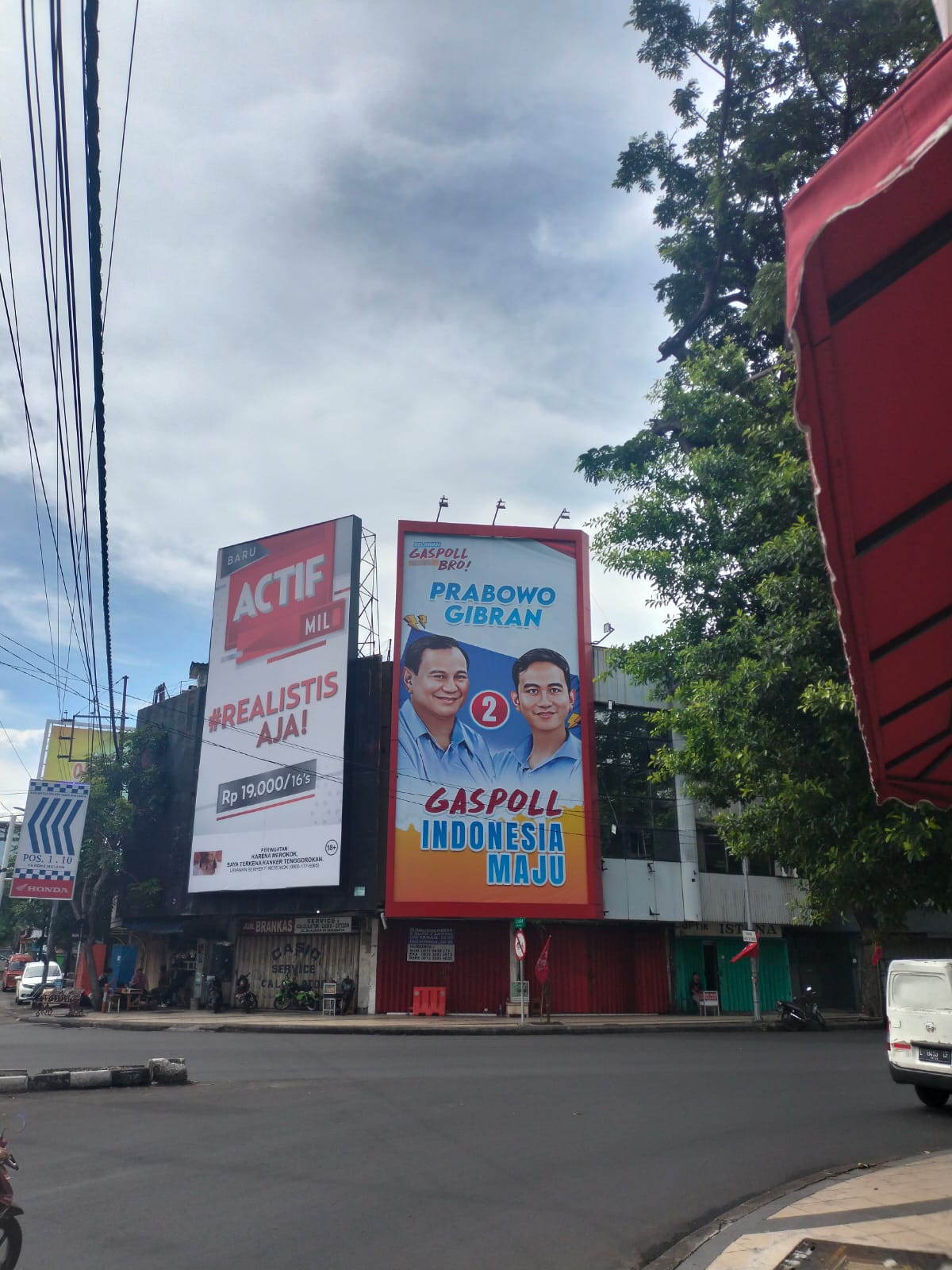 SAKSI BISU: Billboard Gaspol Indonesia Maju bertebaran di Jalan Embang Malang Surabaya.