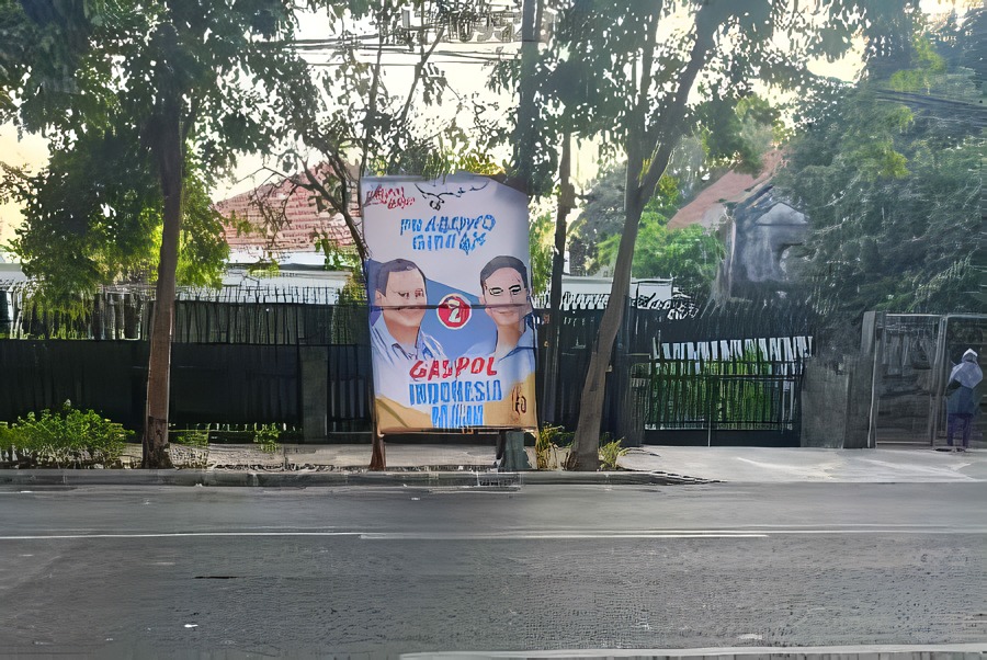 GASPOL: Baliho pasangan Prabowo-Gibran bertebaran di jalan-jalan Surabaya Jawa Timur.