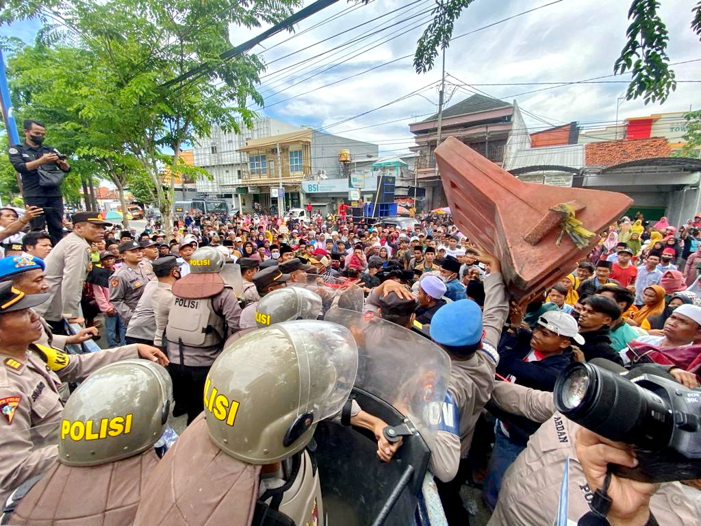 MENUNTUT: Ribuan warga Desa Gunung Rancak, Kecamatan Robatal, berunjuk rasa di depan Kantor Cabang BRI Sampang, Jalan KH Wahid Hasyim, Senin (4/12). (MOH. IQBAL AFGANI/JPRM)