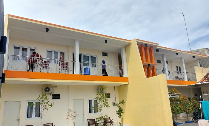 PERAS KERINGAT: Karyawan hotel ketika merapikan salah satu ruangan di lantai dua Hotel Bahagia, Kecamatan Kota Sampang, Senin (4/12). (JUNAIDI PONDIYANTO/JPRM)