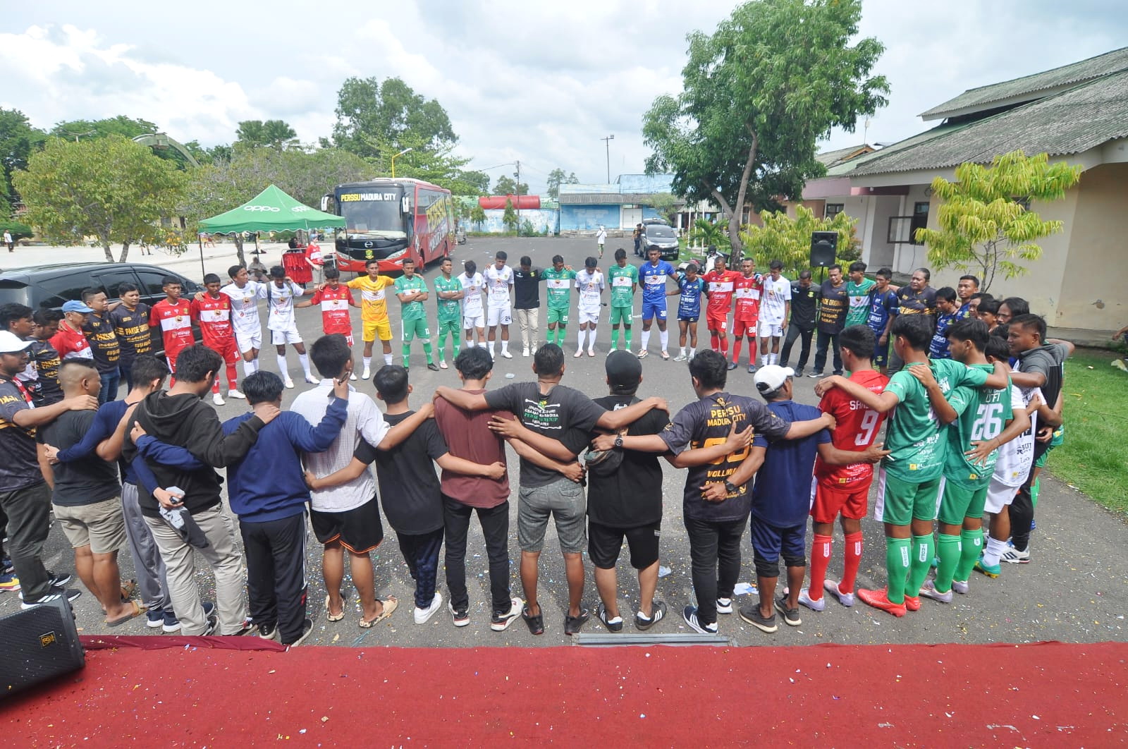 KOMPAK: Jajaran manajer, pelatih, ofisial, dan pemain saling merangkul setelah peresmian tim Perssu Madura City di halaman Kantor KONI Sumenep, Minggu (3/12). (PERSSU MC UNTUK JPRM)