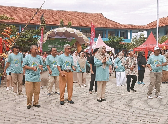 MERIAH: Kepala SMKN 1 Sampang Rahmawati (dua dari kanan) bersama Kasi SMK Cabdindik Jawa Timur Wilayah Sampang Arbai (dua dari kiri) mengikuti kegiatan Gebyar P5 Senin (4/12). (SUKARNO/JPRM)