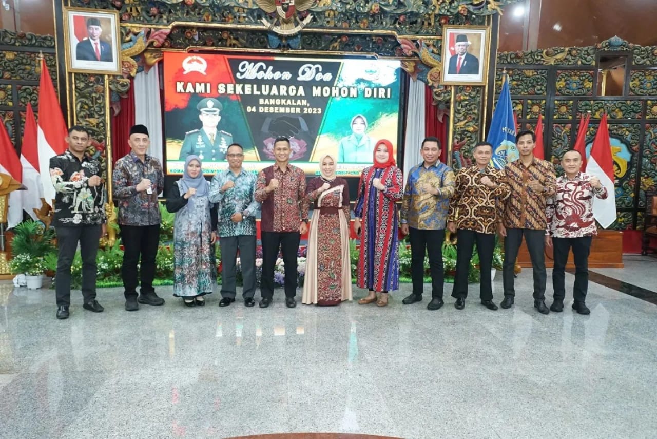 PROKOPIM UNTUK JPRM KOMPAK: Pj Bangkalan Arief M. Edie (dua, kiri) bersama Dandim 0829 Inf Nanang Fathur Rozi (empat, kiri), dan Kav. Taufik Dwinova (lima, kiri) bersama forkopimda, Senin (4/12) malam