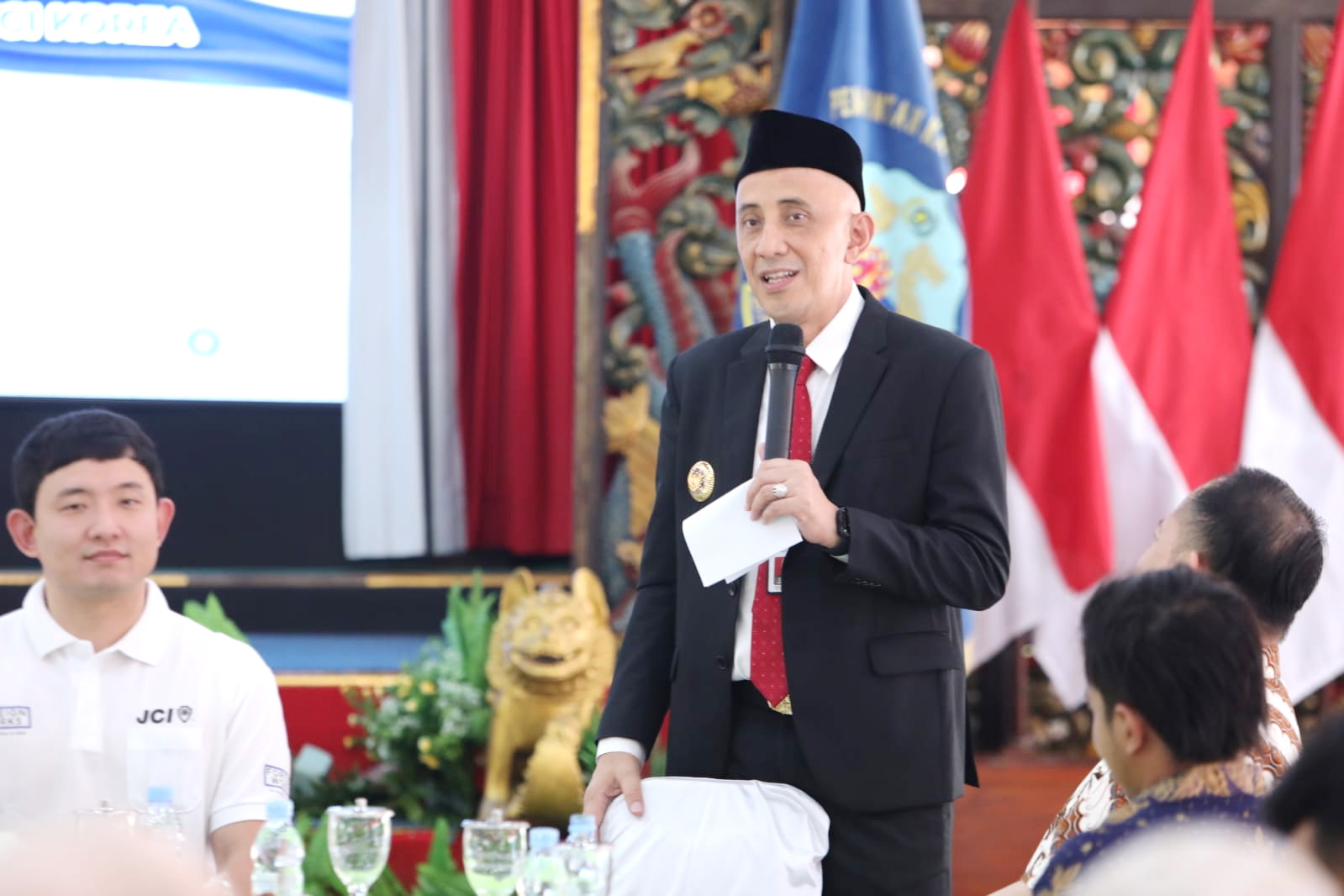 BERMITRA: Pj Bupati Bangkalan Arief M. Edie menyampaikan sambutan saat menerima JCI Korea, Selasa (5/12). (PROKOPIM UNTUK JPRM)