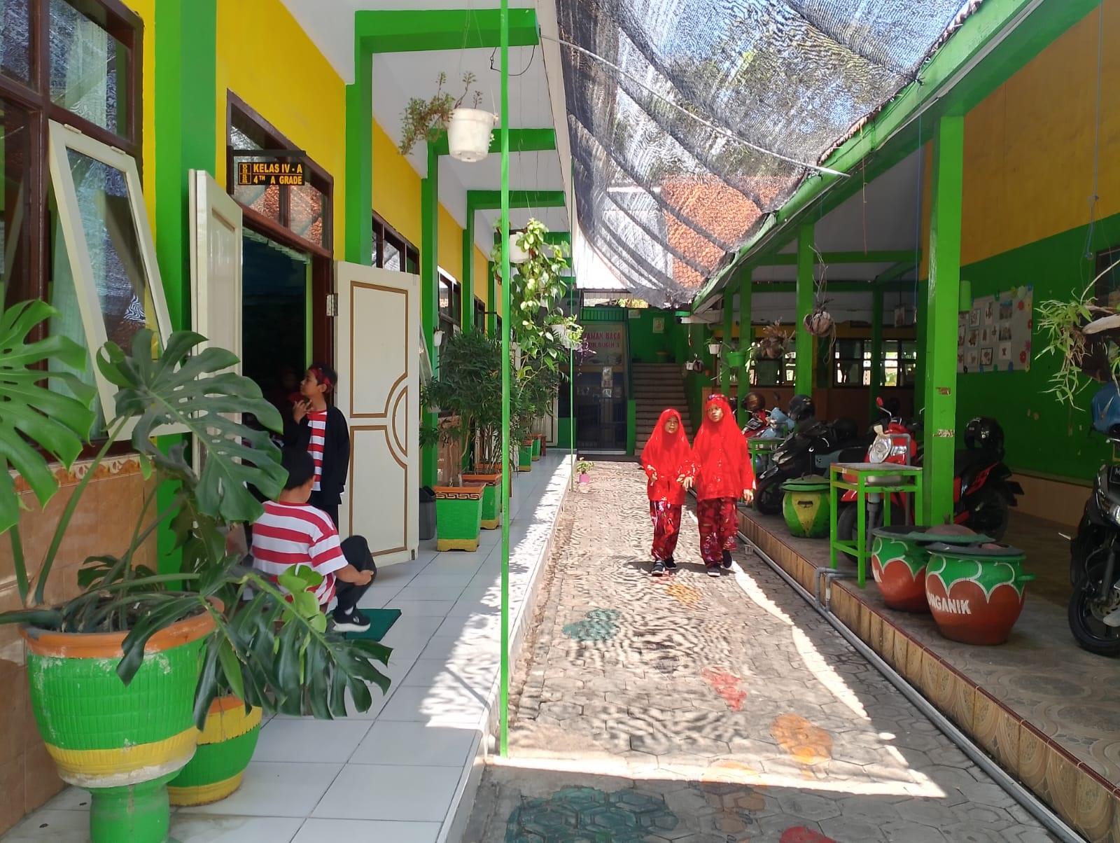 HARAPAAN BANGSA: Murid SDN Bugih 3 Pamekasan sedang bersantai pada jam istirahat, Selasa (5/12).