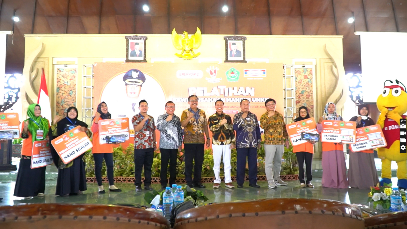 PROGRES: Deputy Branch Manager Indomaret Cabang Gresik Sugeng Riyadi (celana putih), Microeconomic Project Executive Indomaret Purwanto Wahyudi dan Sekda Pamekasan Ach. Faisol berfoto bersama peserta.