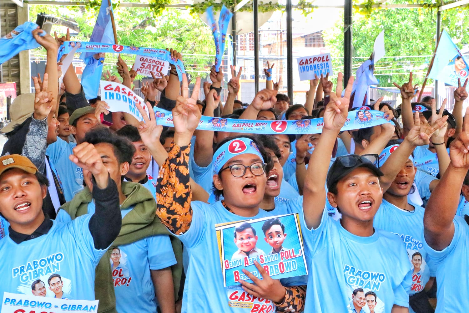 GASPOL: Para relawan Prabowo-Gibran Surabaya berteriak menyuarakan dukungan terhadap paslon nomor 2.