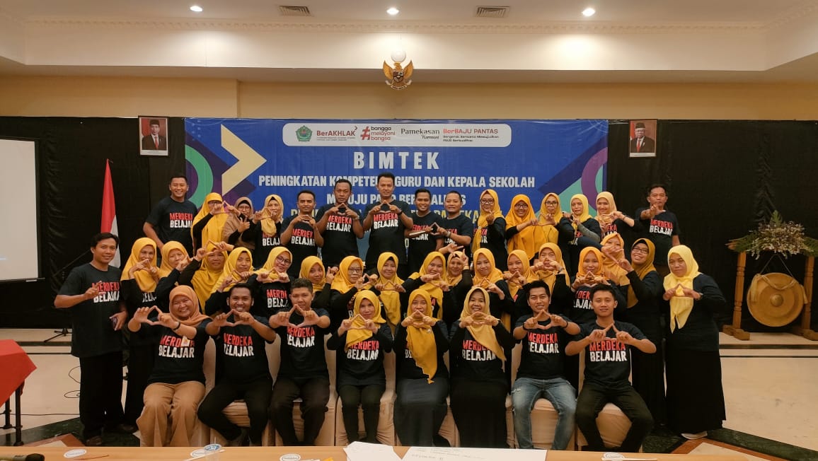 BERSINERGI: Kepala TK dan KB bersama tim Disdikbud Pamekasan foto bersama usai kegiatan Bimtek PAUD berkualitas di Batu, Rabu (8/11). (DISDIKBUD UNTUK JPRM)