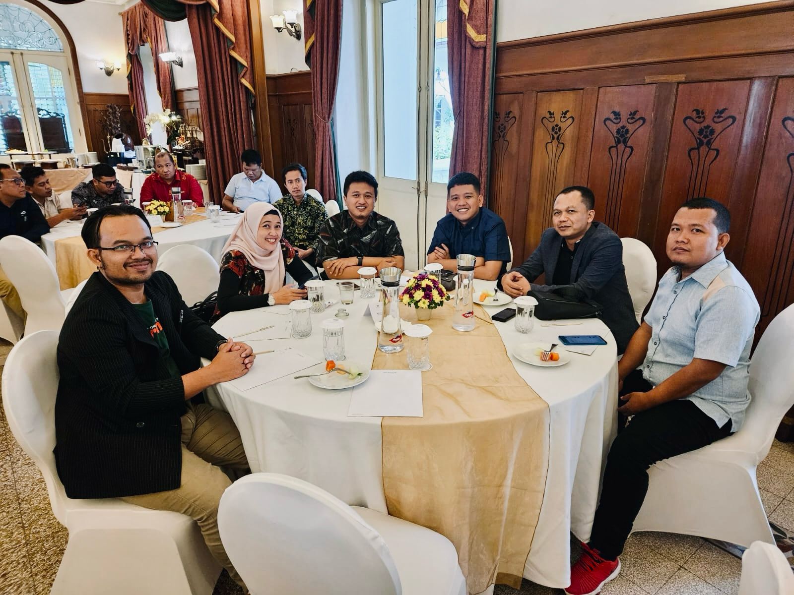 Ketua Bawaslu Sumenep Achmad Zubaidi, Komisioner Bawaslu Pamekasan  Moh. Imron, Kepala JPRM Biro Sumenep Dafir Falah, dan Kepala JPRM Biro Pamekasan Moh. Subhan menghadiri media gathering.