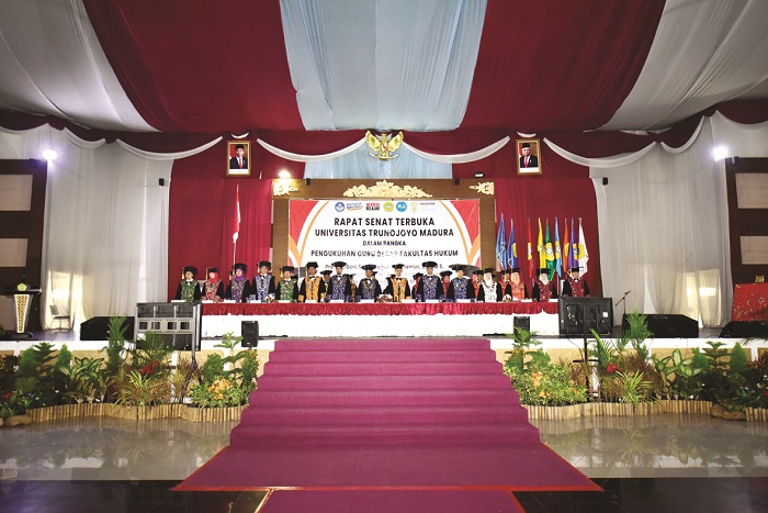 PENGUKUHAN: Rapat senat terbuka UTM digelar di Gedung Pertemuan RP Moch. Noer Selasa (5/12). (HUMAS UTM UNTUK JPRM)