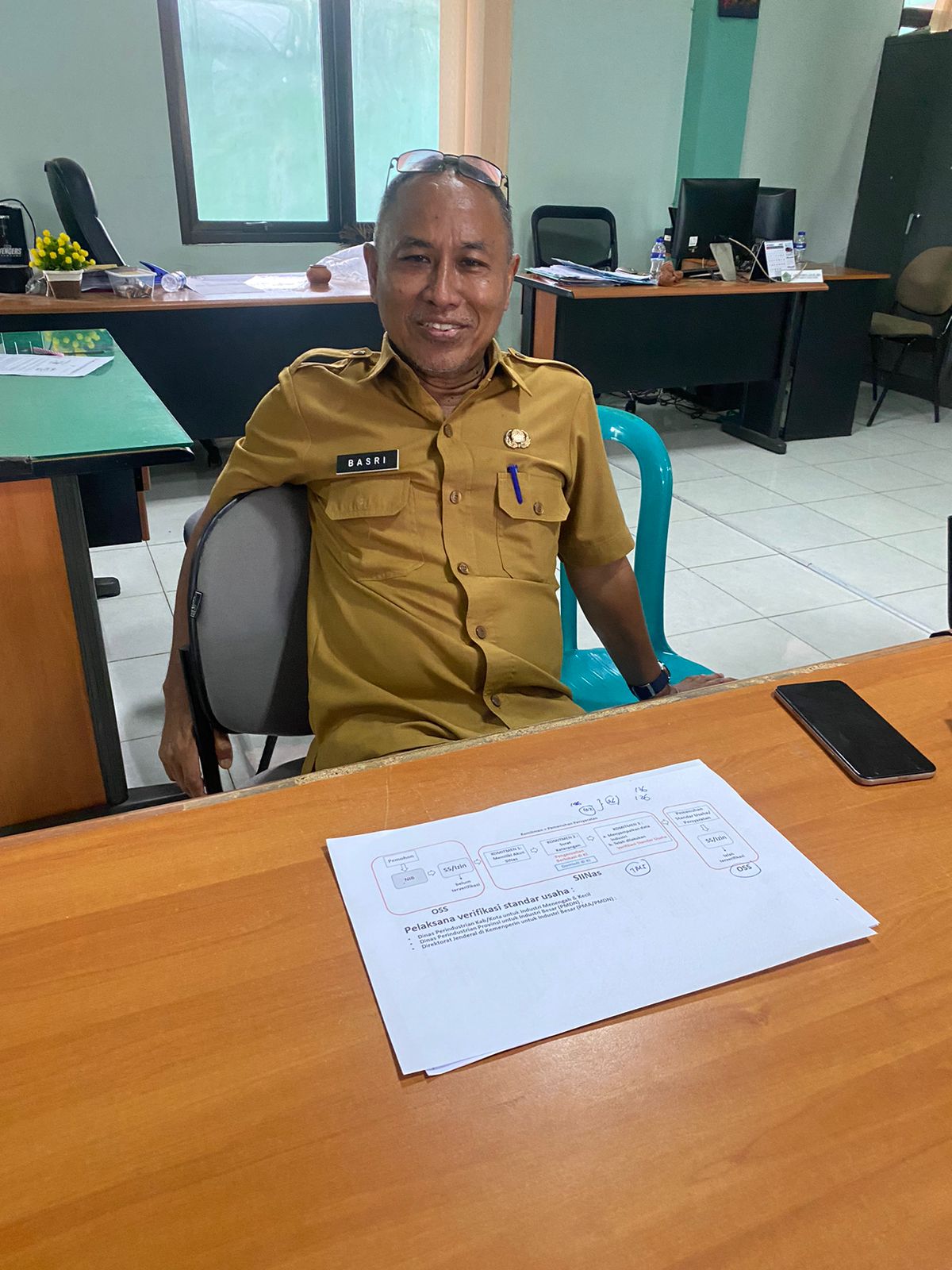 KLARIFIKASI: Kepala Disperindag Pamekasan Ahmad Basri Yulianto menjelaskan perizinan industri, Selasa (5/12). (MOH. JUNAIDI/JPRM)